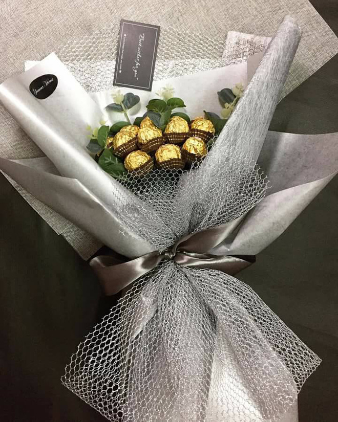 Bó hoa ăn được kết hợp từ chocolate nhẹ nhàng với giấy gói